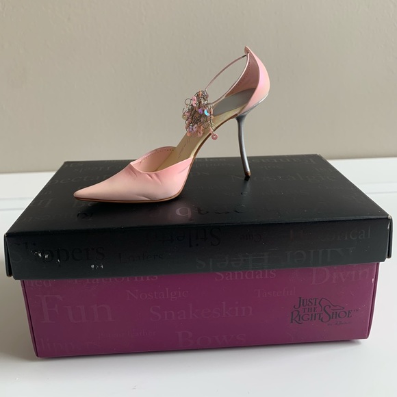 Pink Champagne 2006 - Just the Right Shoe - Picture 2 of 10